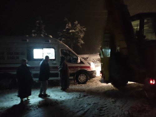 Belediyemiz karla mücadele ekipleri, 112 ambulanslarına yardım ederek hastalara zamanında ulaşılmasını sağladı.